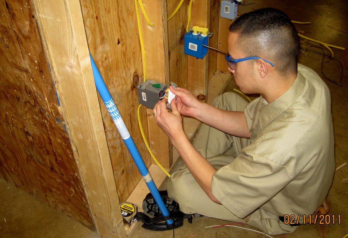 Micah Yzaguirre (10) wires up his project. photo by Michael Ybarra