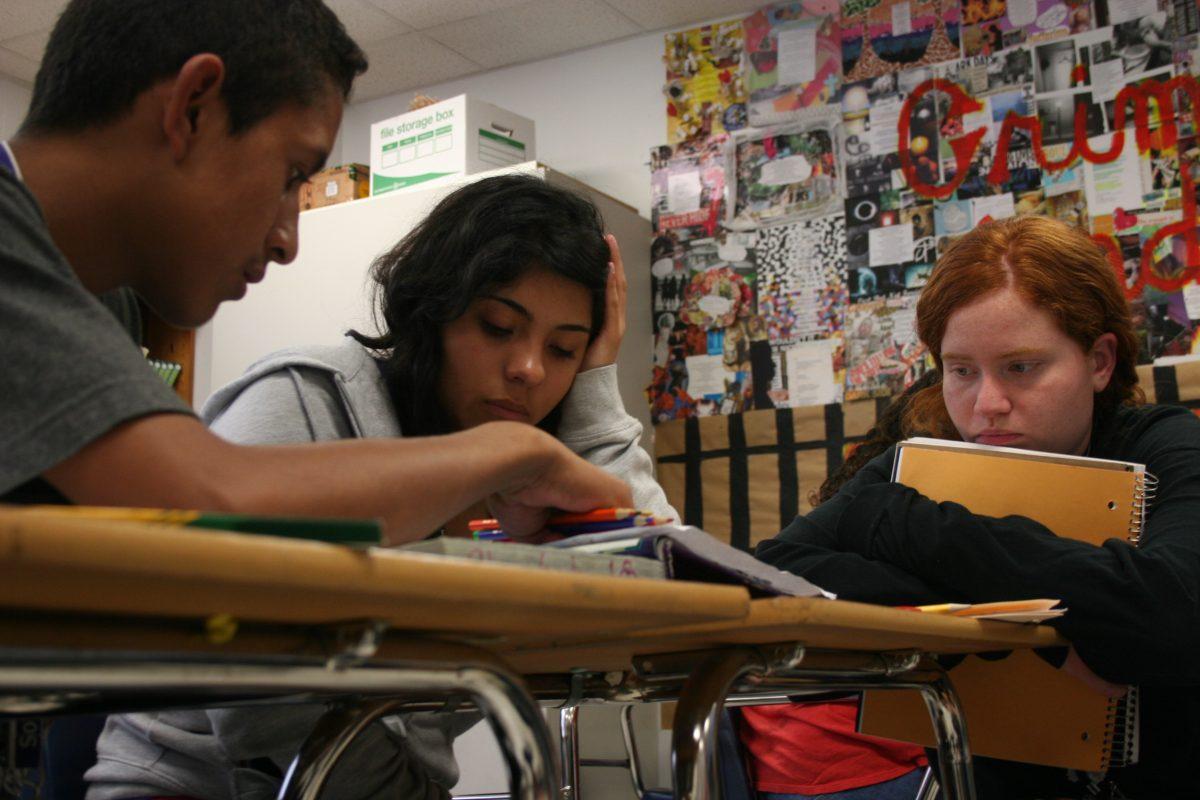 Aubrey Reichman (12) helps Mac Teach students study. Photo by Olivia Suarez