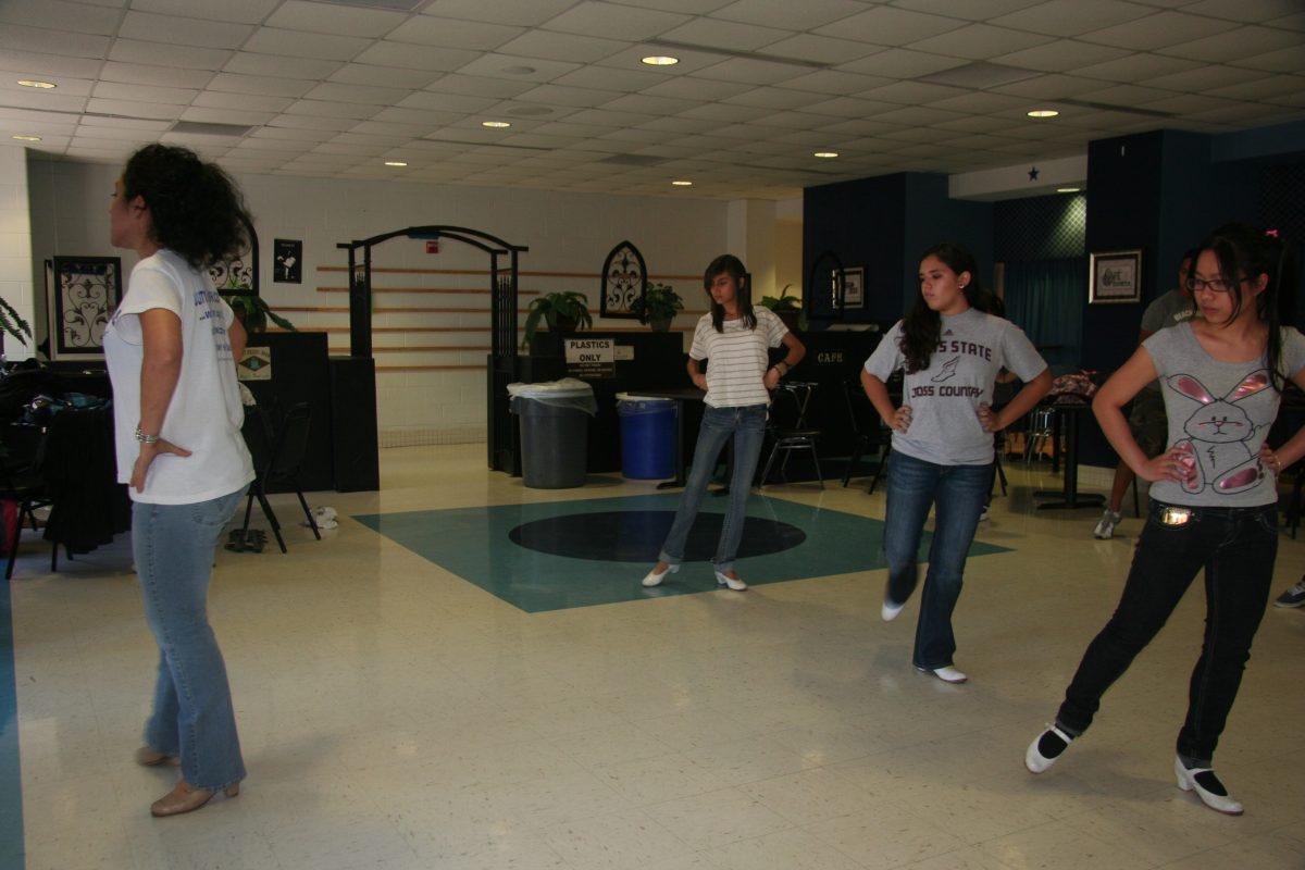 Ms. Reyna, Sophomore Rita Camdanedo, Seniors Monica Palacios and Thao Le flamingo dancing