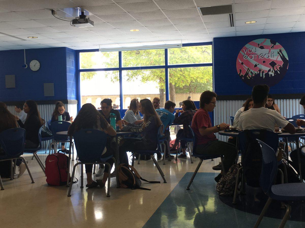 Students chowing down in the senior dining hall. Photo by Jalynn Eaton