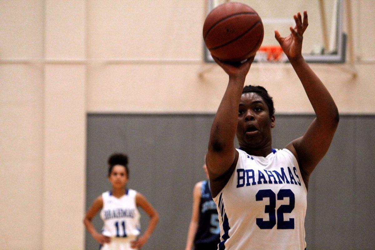 Amara Defoe taking a freethrow shot.