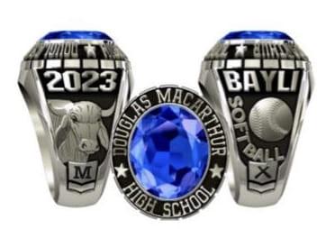 Bayli Fillinger's class ring she designed